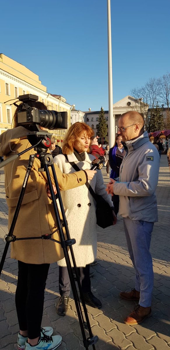 twkazou's tweet photo. Hans onze manager geeft het startschot van de #autisme week in Minsk samen met #velcom dit vlak voor de première maken zij het blauw dat staat voor autisme wen stukje lichter door lampjes te plaatsen. #Minsk #blik #trots op hem. https://t.co/DNXXkOZYWm