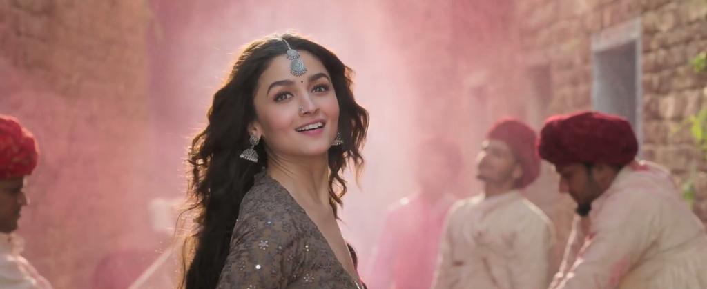 imshiva17's tweet photo. My favourite Roop.❤
@aliaa08 you nailed it..👏👌
#AliaBhatt #KalankTrailer
#KALANK #KalankTrailerToday https://t.co/YCfauO1zAe