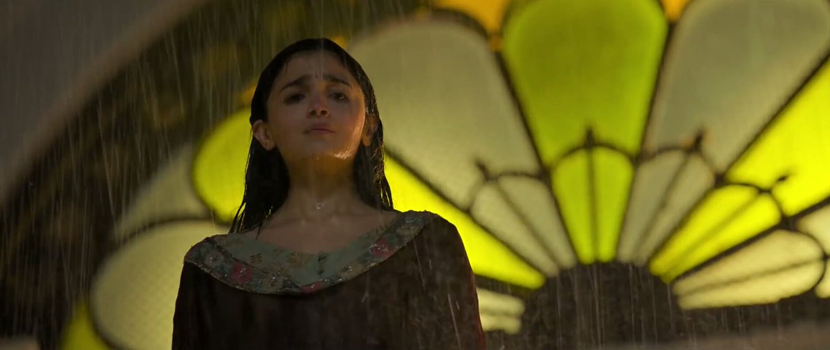 imshiva17's tweet photo. My favourite Roop.❤
@aliaa08 you nailed it..👏👌
#AliaBhatt #KalankTrailer
#KALANK #KalankTrailerToday https://t.co/YCfauO1zAe