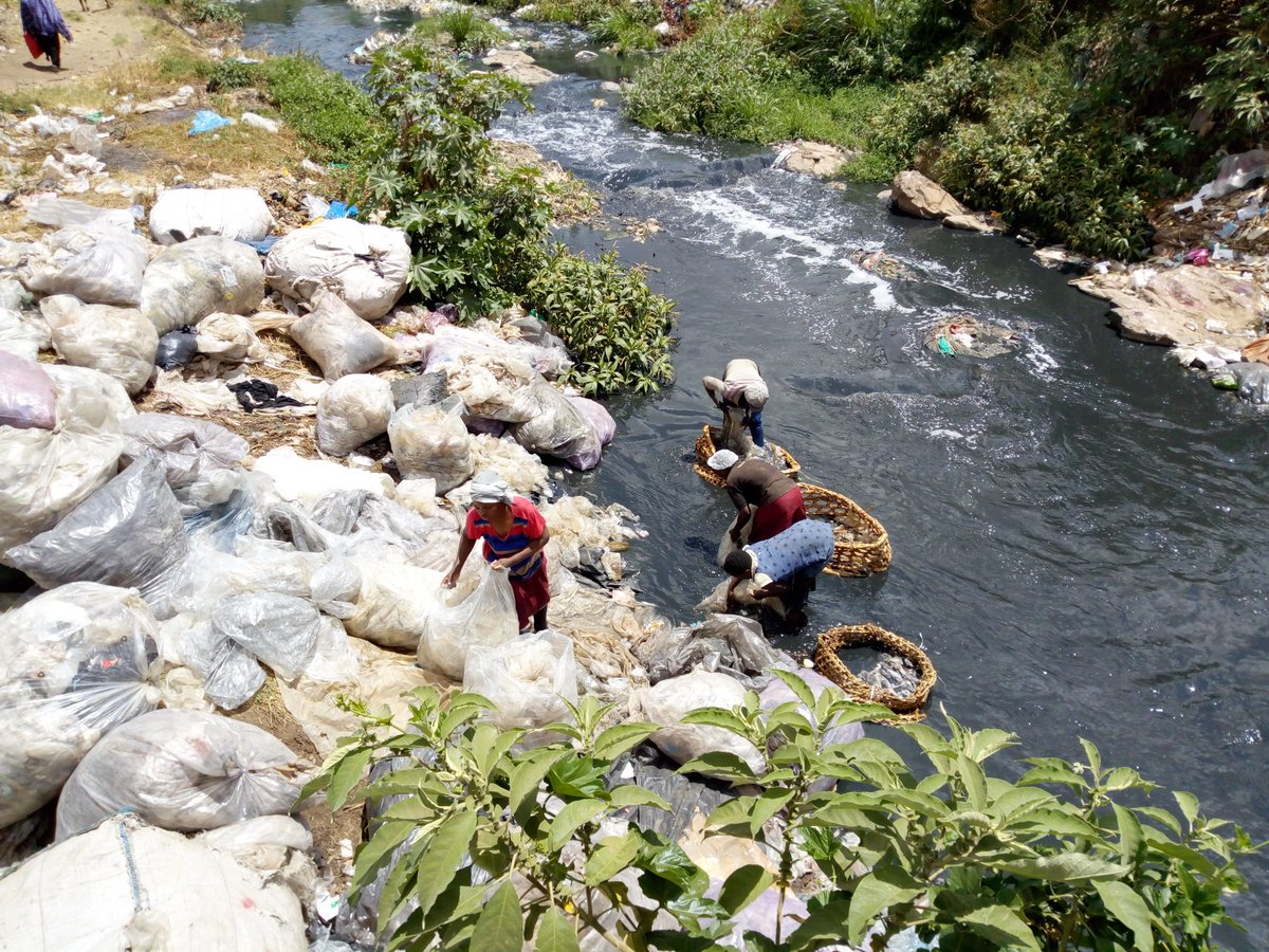 cyrus_kanyi's tweet image. Women work so hard.
On the banks of a sewer terrain flowing from the Dandora dumpsite .

#handsofgold
#Dandora
#korogocho