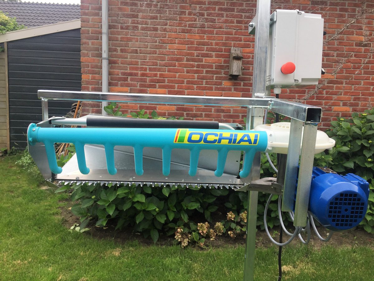 Het standaardframe bij #EazyCut 600 is een poot op een voet en hoogteverstelling, waarin de #knipmachine is geplaatst.
Frames kunnen o.a. boven een #Deense kar/CC kar of transportband 'hangen' en tot 50 cm breed snoeien. Snoeiafval wordt in een ton, zak of bak opgevangen. 2/2