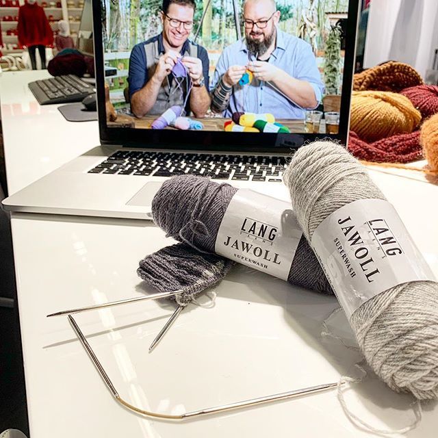 Here’s a closeup of my second attempt at knitting with @langyarns_official Jawoll and at my laptop screen you can see an impression of @mr_knitbear and me working on our new book which we will publish at the end of October in four languages. English, French, German and Dutch…