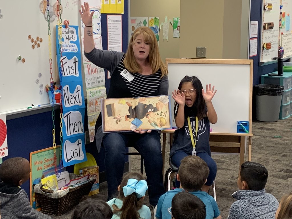 paige_ross03's tweet photo. I love surprising my girl to read to her class with her Nana. I think she was happy. @WarnerCFISD #parentreader #bookstoread #CFISDSpirit #warnerwolves #adoptionrocks #ppcdpara https://t.co/hTgj67vLwW
