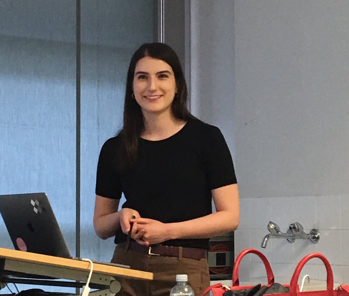 HadhamyAbdelli's tweet photo. En #LiveTweet depuis le #ForumdesPraticiens: Camille Becker! Consultante en stratégie digitale et Interactif Experience (IX) chez IBM!
C’est parti! 
@medialab_geneva @UNIGEnews https://t.co/04eYdx1t1H
