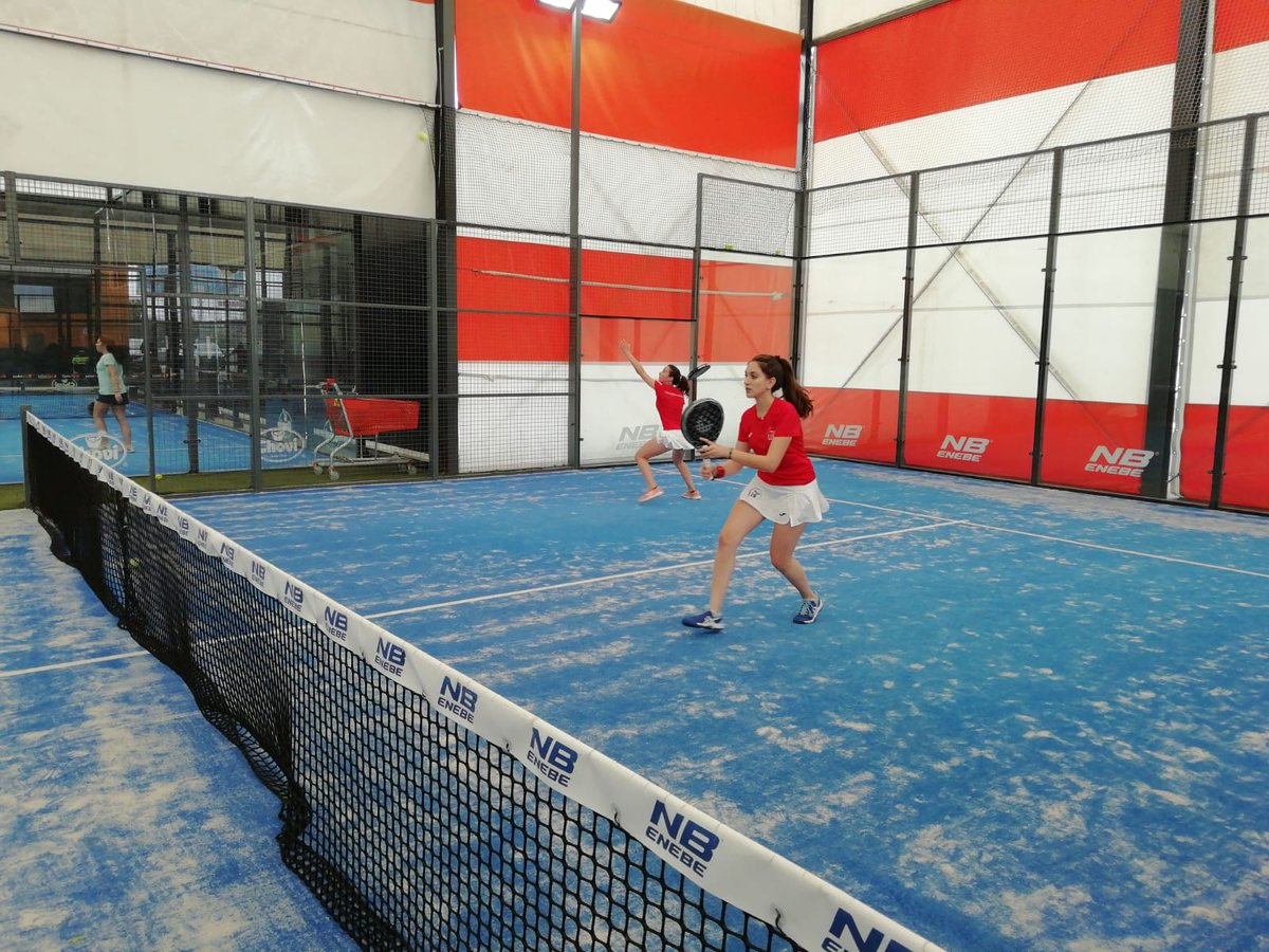 #CEU2019 La pareja femenina de #Pádel de la <a href="/unisevilla/">Universidad de Sevilla</a> termina 1ª de grupo al vencer a <a href="/UNIRuniversidad/">Universidad Internacional de La Rioja (UNIR)</a> por 6-1/6-0 y ya está en octavos 👏👏 Igual que nuestros chicos, clasificados también como primeros, jugarán en la jornada de tarde sus partidos #VamosUS #SomosUS #ceuscv2019