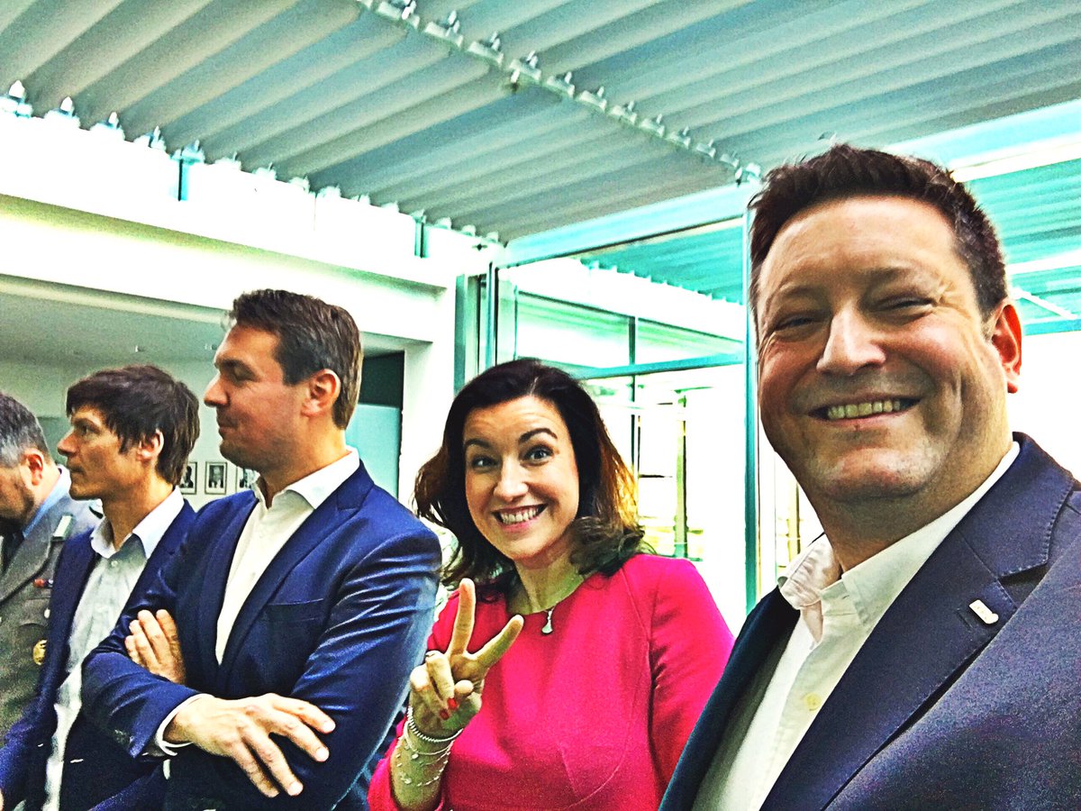 LMH's tweet photo. #Digitalisierung diskutieren im #Bundeskanzleramt u.a. mit @DoroBaer, @floriannoell und @KarolinQuandt auf Einladung des @StartupVerband. #digitalgermany #digitaltag #startups #startupverband https://t.co/uHa3SB5hHr
