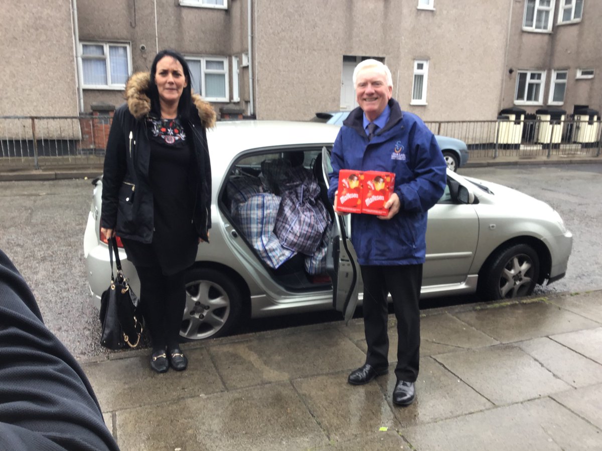 Mrs Finnigan &amp; Mr Southworth have a car full of goodies donated to <a href="/OliPrimary/">OLI Primary School</a> from <a href="/L6Centre/">Walton Social Sundays</a> . Thank you from all the children at OLI! @OLIMrsB <a href="/csergeant3/">OLI  Headteacher</a>