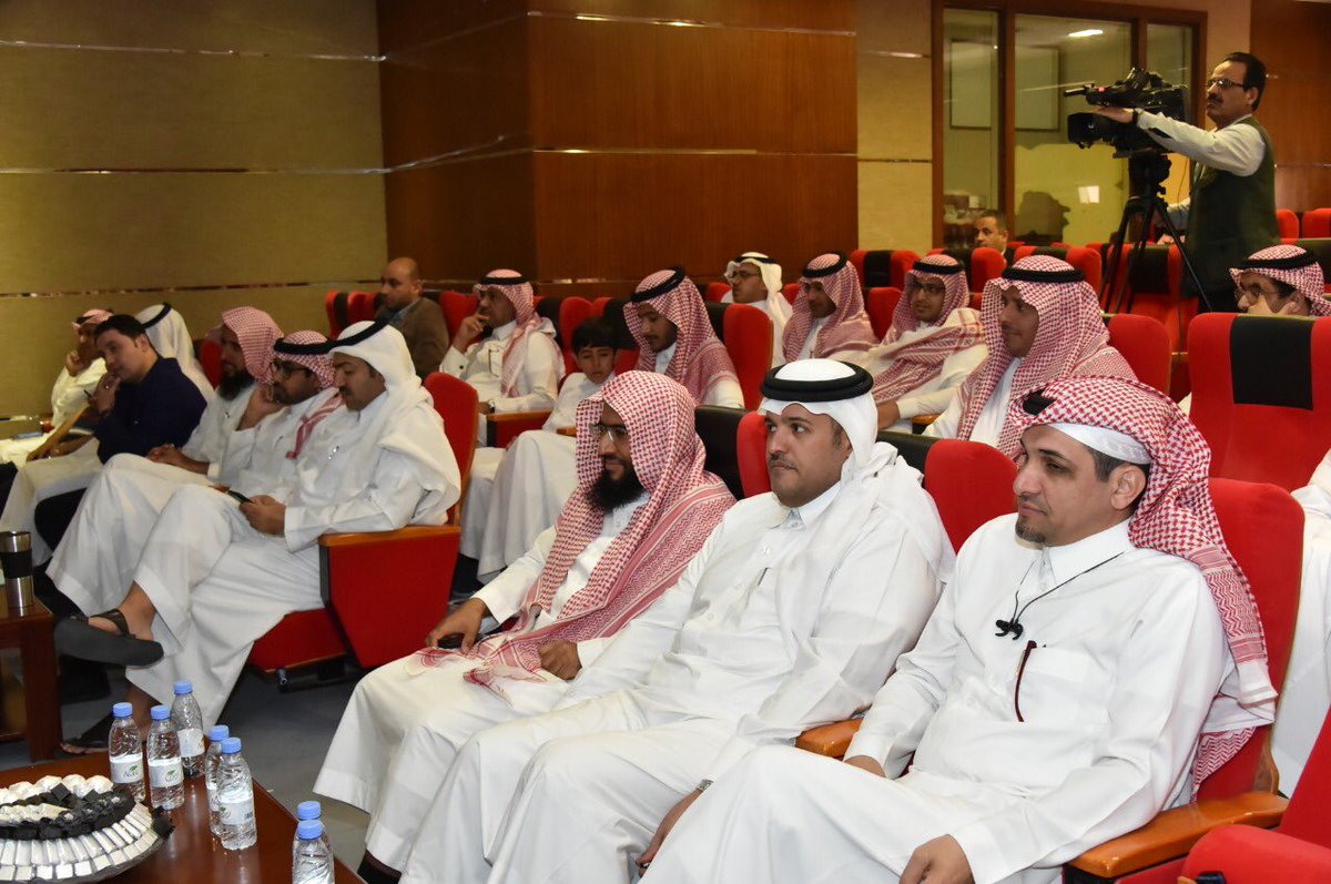 Dr_Alshathre's tweet photo. بحمدالله وتوفيقه حصلت على درجة الدكتوراه من قسم الصحافة والنشر الإلكتروني بكلية الإعلام والاتصال بجامعة الإمام بتقدير(ممتاز)مع مرتبة الشرف الأولى والتوصية بالطباعة..وعنوان الرسالة:
"استراتيجيات خطاب العنف والتطرف في شبكات التواصل الاجتماعي ودوافع التعرض له دراسة تحليلية ميدانية". https://t.co/6igez0QriX