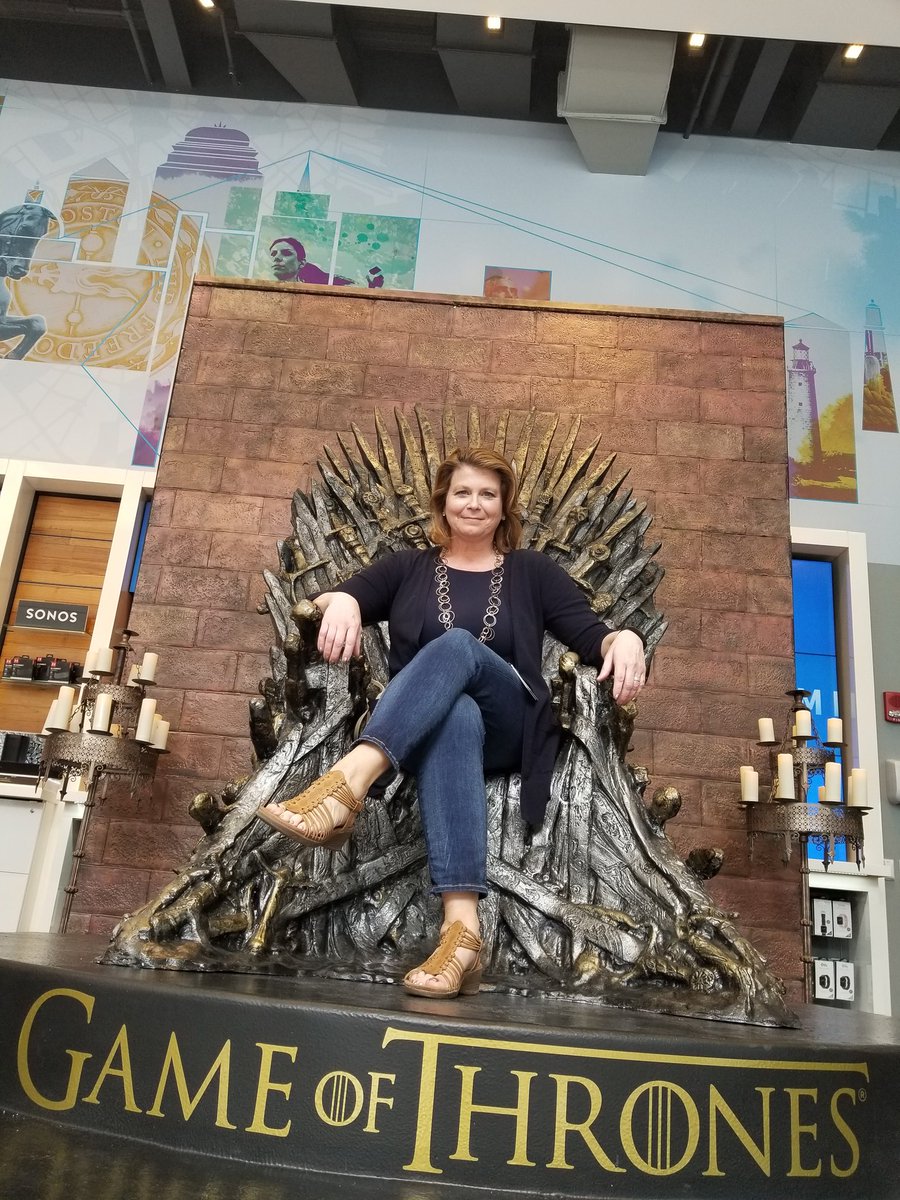 KarenTwomeyV's tweet photo. I was there all day anyway, so had to try it out right?! Game of Thrones @ATTBoylstonST at Our Boylston ast. Store #OurNE # GOTatt #ATTBostonFlagship #directv https://t.co/HScTT9HSNR