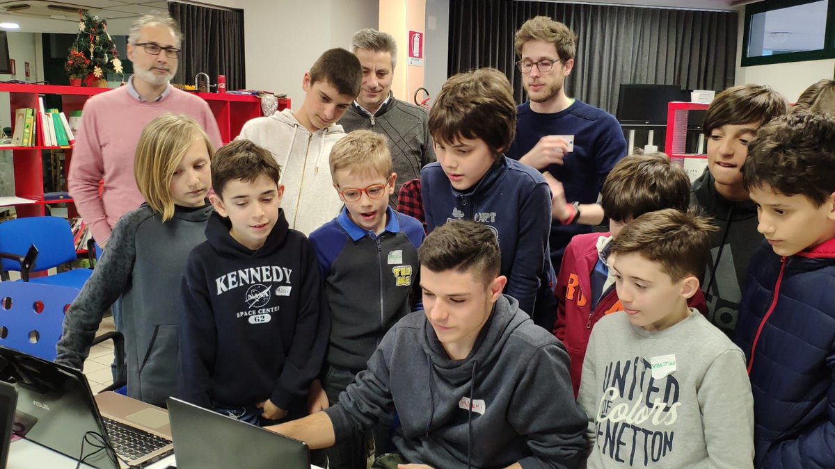 coderdojopd's tweet image. #ArduinoDay #TinkerCad divertimento con il #CoderdojoPD
al #TalentLAB