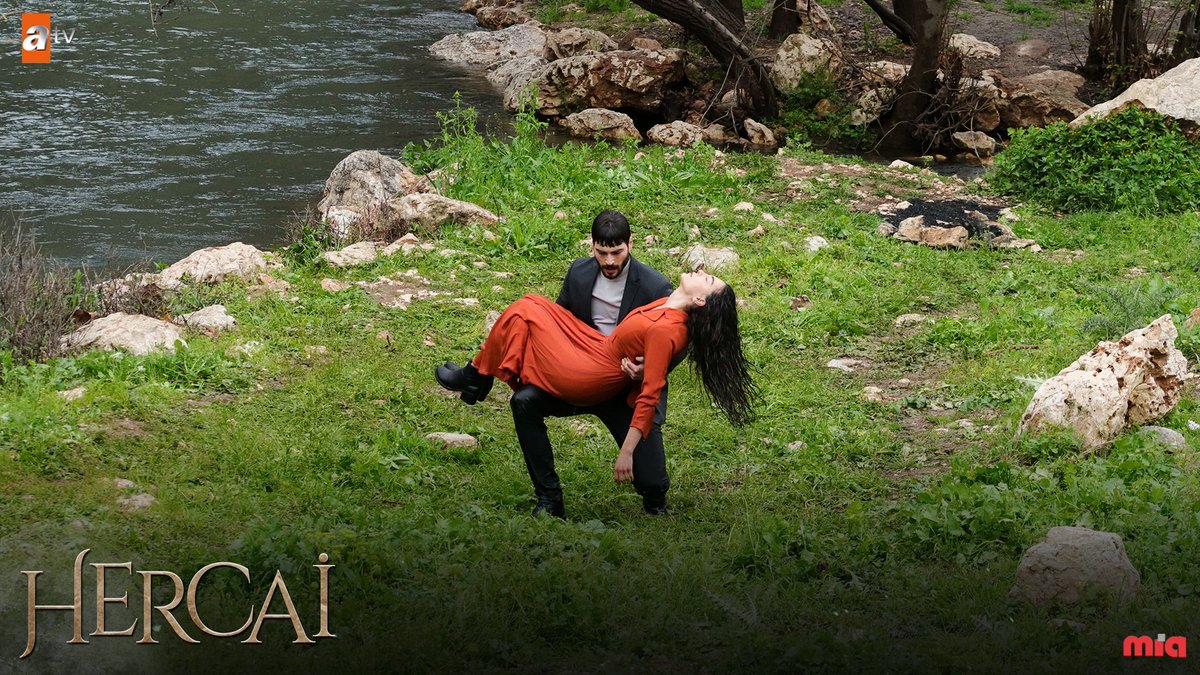 HercaiDizi's tweet photo. Hiç düşünmeden onun için kendini tehlikeye atmaktır aşk…
#Hercai yeni bölümüyle Cuma 20.00’de #atv’de! 🧿🦋
@atvcomtr @MiaYapim https://t.co/YFpFQ9KCMG