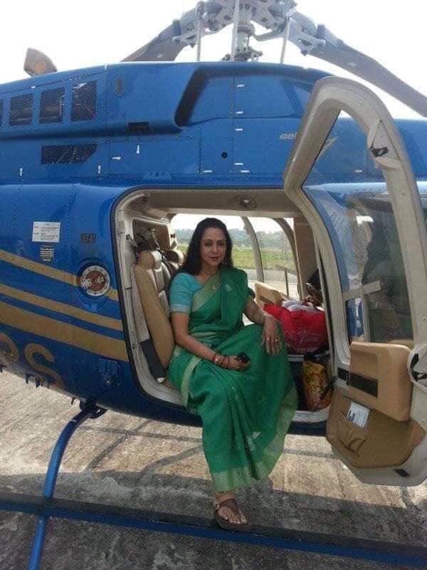 RealHistoryPic's tweet photo. A poor farmer going to her field by Bullock Kart to harvest wheat crop before it gets damaged by Monsoon.(2019) https://t.co/M0Gt4wzG05