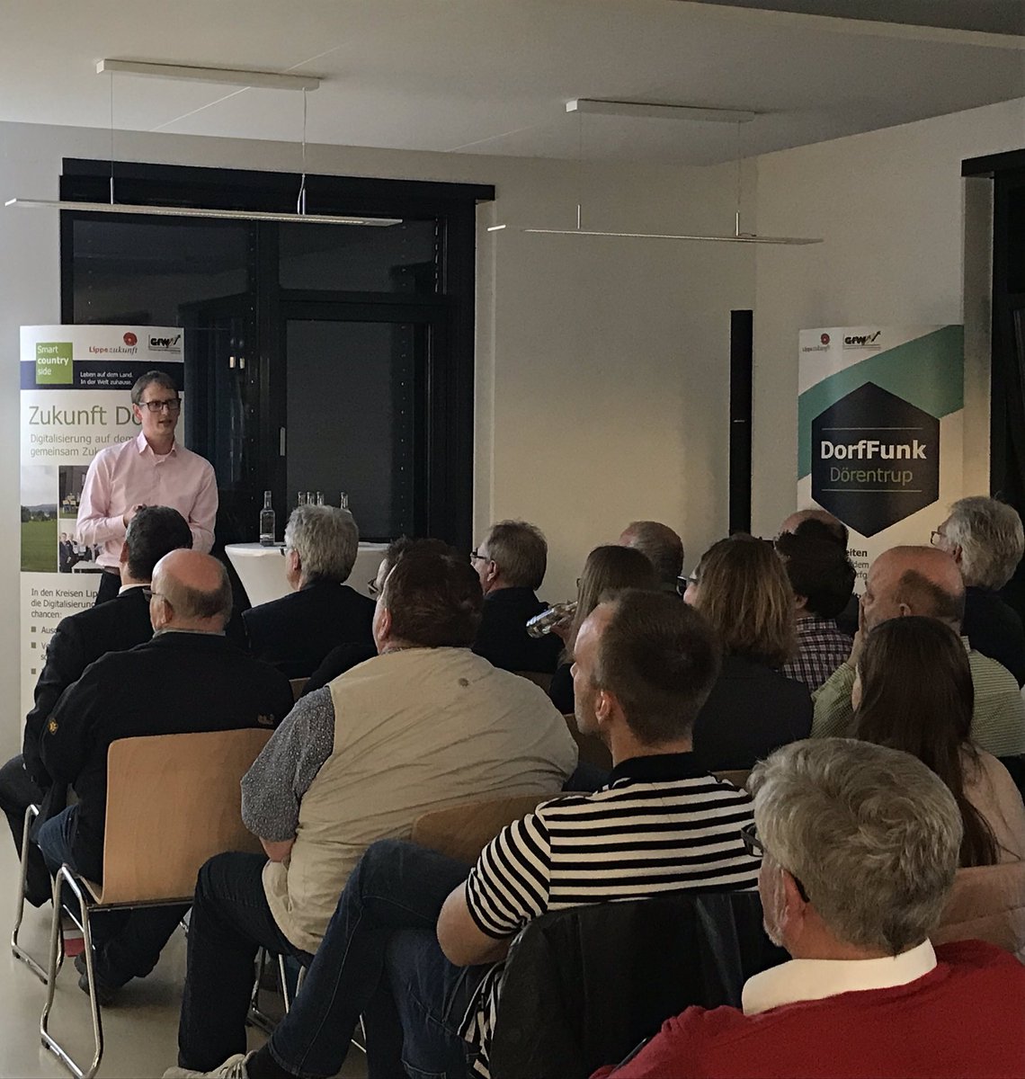 Im Kreis Lippe fand gestern die Informationsveranstaltung zu der DorfFunk App und den DorfPages statt, die von unserem Team der <a href="/digitaledoerfer/">Digitale Dörfer</a> entwickelt wurde. 
Ein Dank an alle Mitwirkenden für das tolle Event. 
<a href="/owl_morgen/">owl-morgen.de</a> @Fraunhofer_IESE 
@Kreis_Lippe