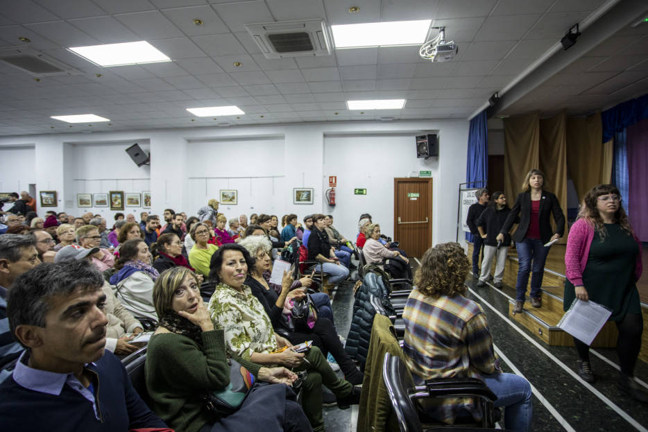 SBarriCabanyal's tweet photo. El procés d'al·legacions al Pla Especial del Cabanyal arranca fort:180 veïnes a la presentació més les que no pogueren entrar per aforament complet.
Dues primeres sensacions:
-El rebuig a la gentrificació de l'actual PEC és real
-El Cabanyal segueix tenint un potencial COMBATIU! https://t.co/caQJ3IiUYB