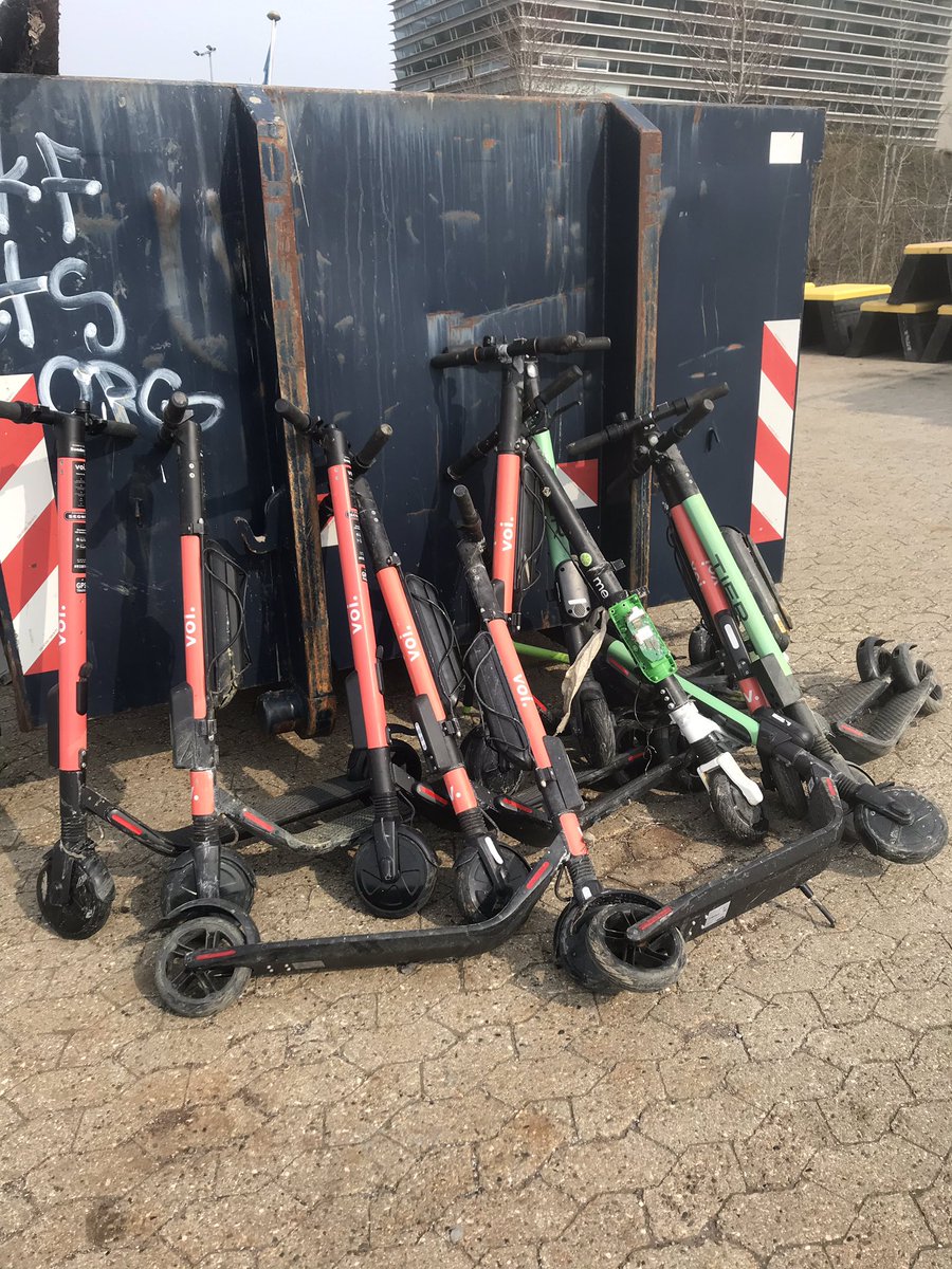 Emil Enemark pe Twitter: „Ikke alle elsker de nye el-løbehjul! Her By og  Havns fangst under forårsrengøringen i Københavns Havn! +10 løbehjul efter  bare et par måneder... @ByogHavn @tv2lorry @koebenhavner  https://t.co/GJU8oEgjbS” /