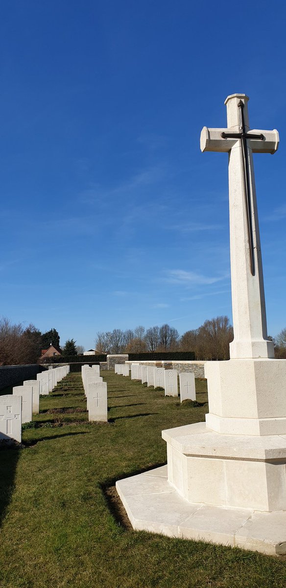 BBTLLP's tweet photo. #PicOfTheDay Off the beaten track is #NeuveChapelle farm @CWGC #Cemetery #PasDeCalais #France.East of #Lille the cemetery was started by The #Kensingtons during the Battle of Neuve-Chapelle in 1915. There are now over 60 men standing easy here with nearly half being unidentified. https://t.co/6H3lMgBwzz