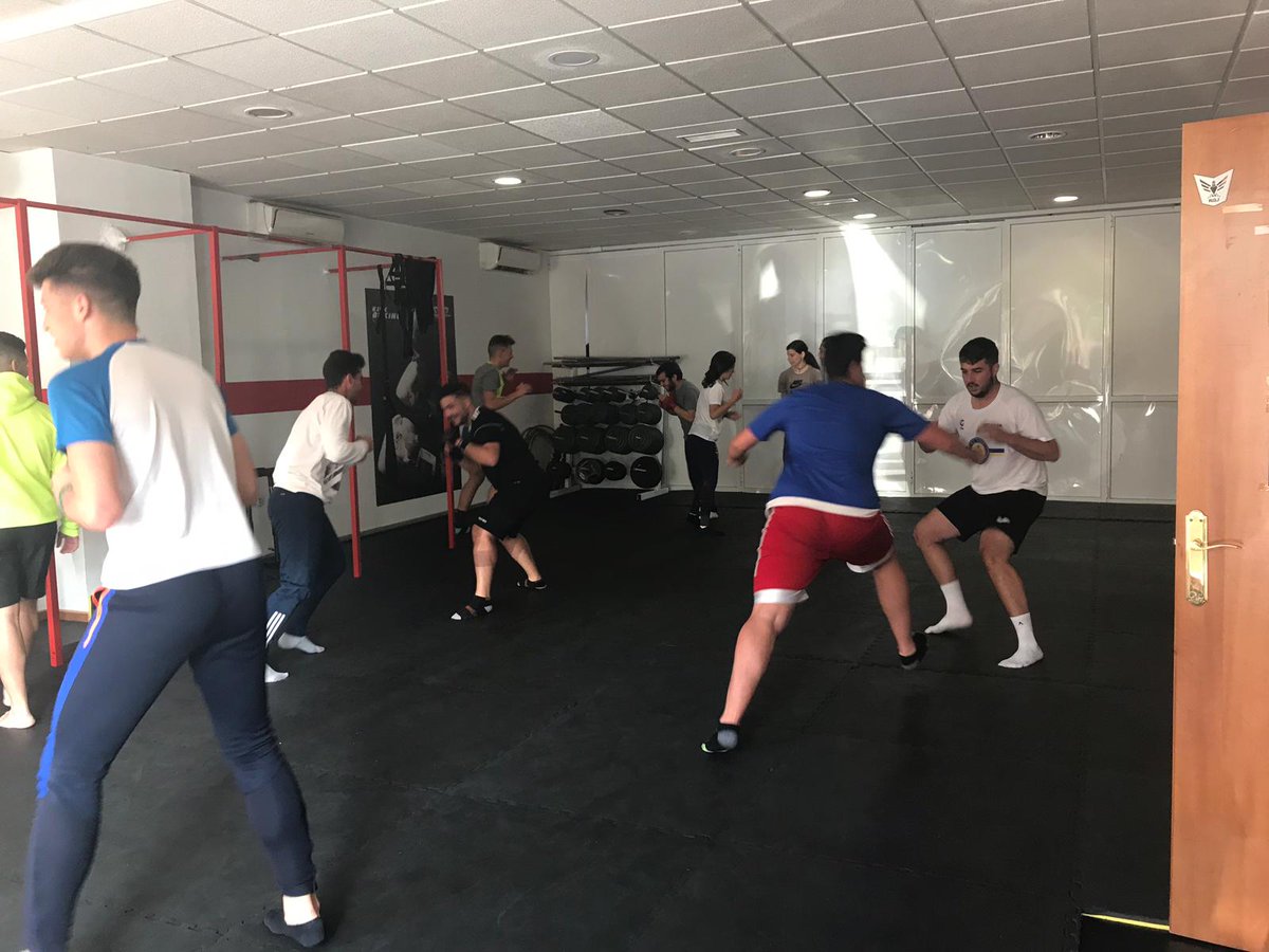 CEI_Tartessos's tweet photo. Los alumnos de Enseñanza y Animación Sociodeportiva han practicado Kick Boxing en el Club Deportivo de Ángel Casado, además de Boxeo impartido por el boxeador profesional José Luís Navarro. #GSTEAS #GSTAFAD #KickBoxing #Boxeo #EstudiaFPenCórdoba @centrostafad @CEI_Tartessos https://t.co/U1EjGmjDQW