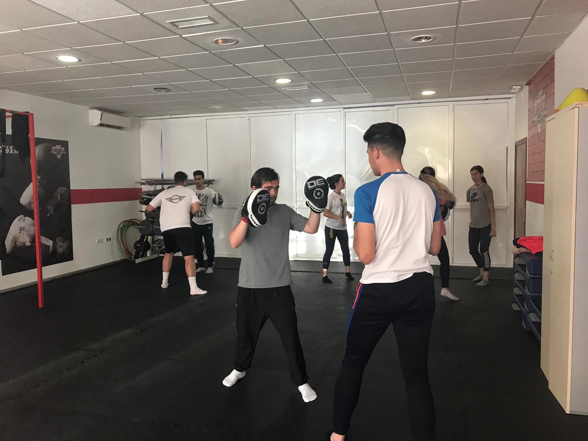 CEI_Tartessos's tweet photo. Los alumnos de Enseñanza y Animación Sociodeportiva han practicado Kick Boxing en el Club Deportivo de Ángel Casado, además de Boxeo impartido por el boxeador profesional José Luís Navarro. #GSTEAS #GSTAFAD #KickBoxing #Boxeo #EstudiaFPenCórdoba @centrostafad @CEI_Tartessos https://t.co/U1EjGmjDQW