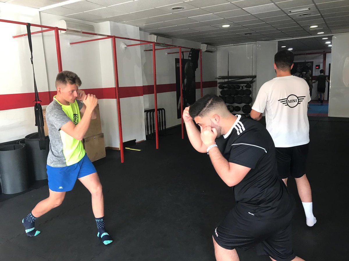 CEI_Tartessos's tweet photo. Los alumnos de Enseñanza y Animación Sociodeportiva han practicado Kick Boxing en el Club Deportivo de Ángel Casado, además de Boxeo impartido por el boxeador profesional José Luís Navarro. #GSTEAS #GSTAFAD #KickBoxing #Boxeo #EstudiaFPenCórdoba @centrostafad @CEI_Tartessos https://t.co/U1EjGmjDQW