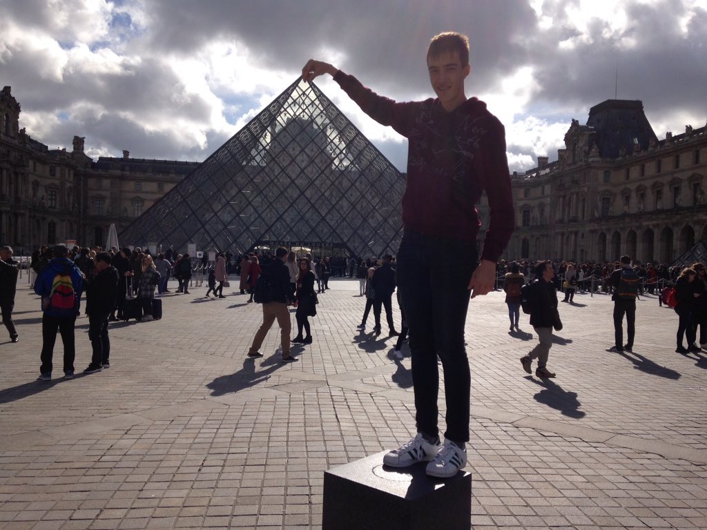 mda_francais's tweet photo. Visita por París @_mdangels muy aprovechada gracias al proyecto realizado #ParisVilleDeLumière y al guía que nos acompaña. #QuelleChance ! https://t.co/NxLdYNiE40
