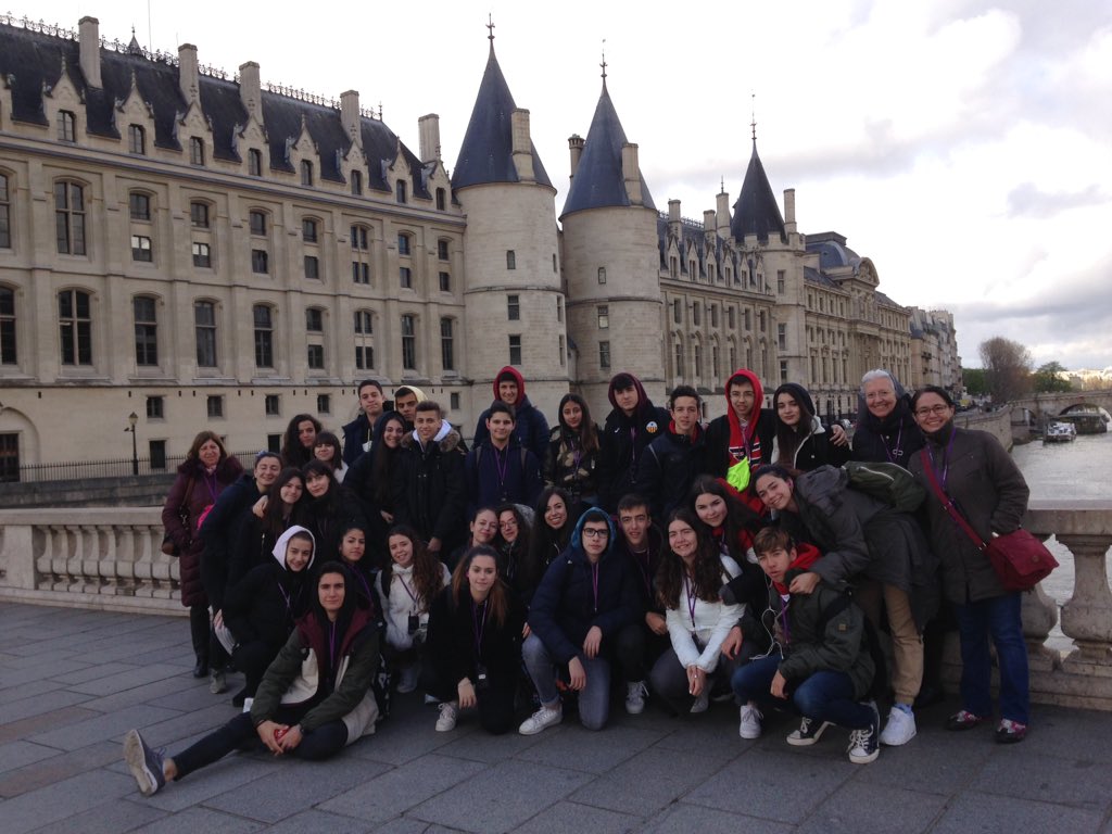 mda_francais's tweet photo. Visita por París @_mdangels muy aprovechada gracias al proyecto realizado #ParisVilleDeLumière y al guía que nos acompaña. #QuelleChance ! https://t.co/NxLdYNiE40