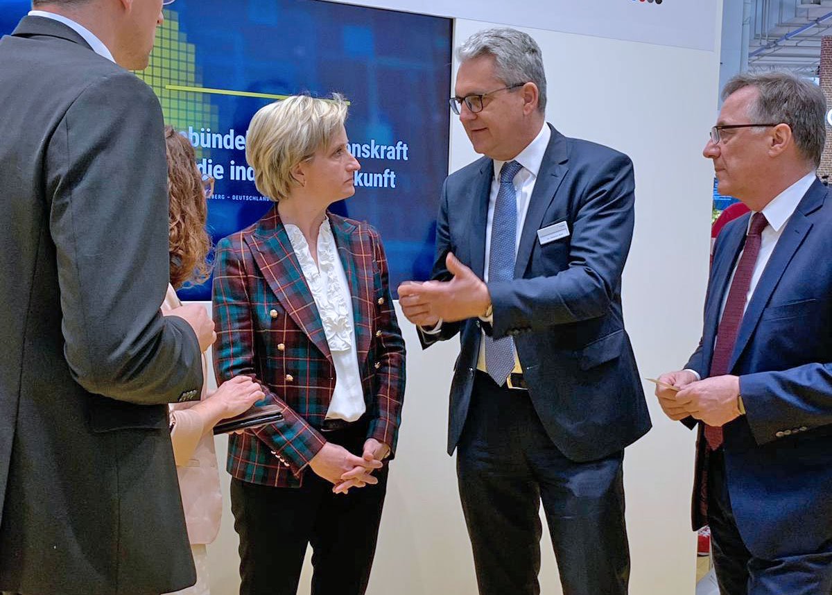 VDMAonline's tweet photo. Nicole Hoffmeister-Kraut  @WM_BW informiert sich auf der @hannover_messe auf dem Stand der @AllianzI40_BW über die digitale #Startup Szene in #BaWü Die #StartuptheFuture Initiative mit dem VDMA hat ihr sehr gut gefallen. #Industrie40 #HM19 https://t.co/d9ruyfvCAN