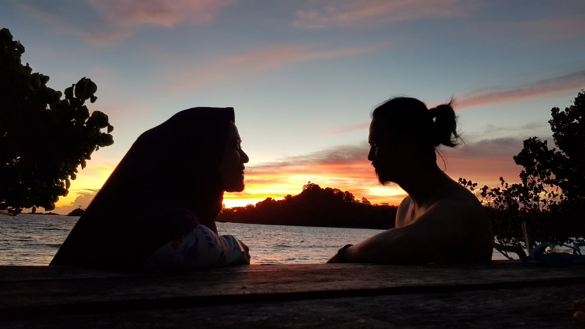 KiluanDolphin's tweet photo. KILUAN LampungTIMEZONE

SENJA. merah merona.

MALAM. api unggun. bakar ikan segar. memandang bintang.

PAGI : tanning time

share and visit us, temans

jakarta-merak : 1 jam
kapal merak-bakau : 2 jam
bakau-bandarlampung tol 1 jam
bandarlampung-kiluan : 3 jam https://t.co/Z3JgXWXT70