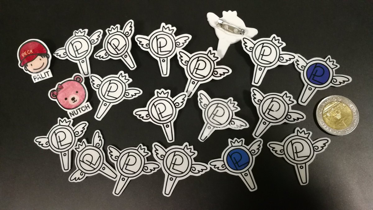 puzzlenuch's tweet photo. เป็นเข็มกลัด DIY ที่ทำจากพลาสติก
วาดการ์ตูน ปรินท์ ตัด อบเอง 
จะทำเพิ่มอีกเอาไปแลกบ้างแจกบ้างกับนุชวันเสาร์นี้ ไม่รู้จะมีใครอยากแลกด้วยมั้ยนะ 😂

ออ เราเตรียมสติกเกอร์คิวท์ๆไว้แจกด้วยนะ ถ้าปรินท์เสร็จจะเอามาโชว์อีกที 😘

#เป๊กผลิตโชค
#นุชแจกของหน้าคอน https://t.co/BGfbM4GjfU