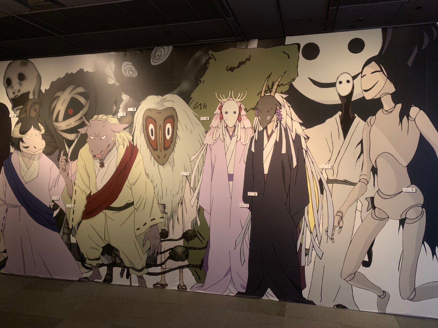 緋座鍄祀 ひぐらきょうじ Natsumeten Info 妖大図録は壁にぐるっと妖達が描かれて壮観でした サイズ感も分かって面白かったです そして夏目組犬の会フォトスポットでは念願の仲間入り アニメ夏目友人帳展お気に入りポイント T Co
