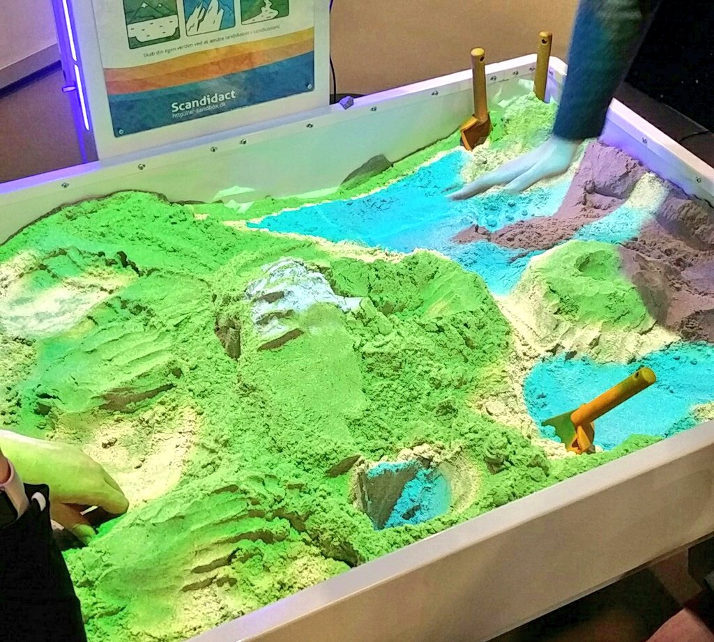 MarianneAchiam's tweet photo. Den interaktive sandkasse - ret cool device til #topografi #geografi #klimaforandringer #didaktik Vi er lidt misundelige her i stand 1721- se den hos Scandidact på #BBDK19 ! https://t.co/IgDYlw9xR3