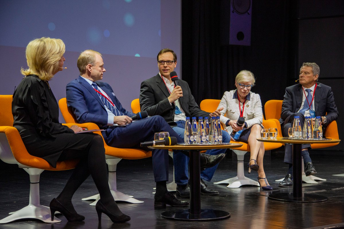 Hanaholmen's tweet photo. Timo Ahopelto (Lifeline Ventures) @timomj @Hanaholmen #fforum2019: ”If you look at the world’s most innovative companies they are very entrepreneur driven. Even they believe that they can’t develop their skills without acquiring more companies and hire externally" #Apple https://t.co/DZNlqFPkxS