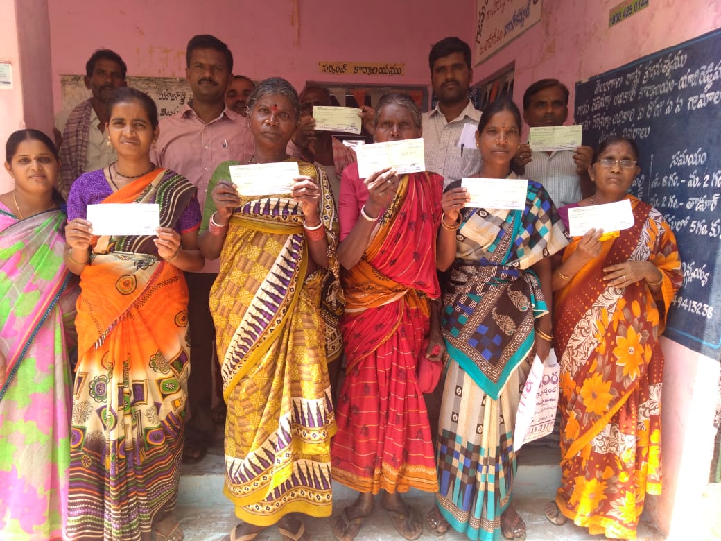 They are not benificiaries.. they are owners of IHHLs and happily showing the recieved incentive amount #Yadireddypallli of #Taduru Block <a href="/TSSBMG/">Swachh Telangana Gramin</a> <a href="/swachhbharat/">Swachh Bharat Mission - Grameen</a>