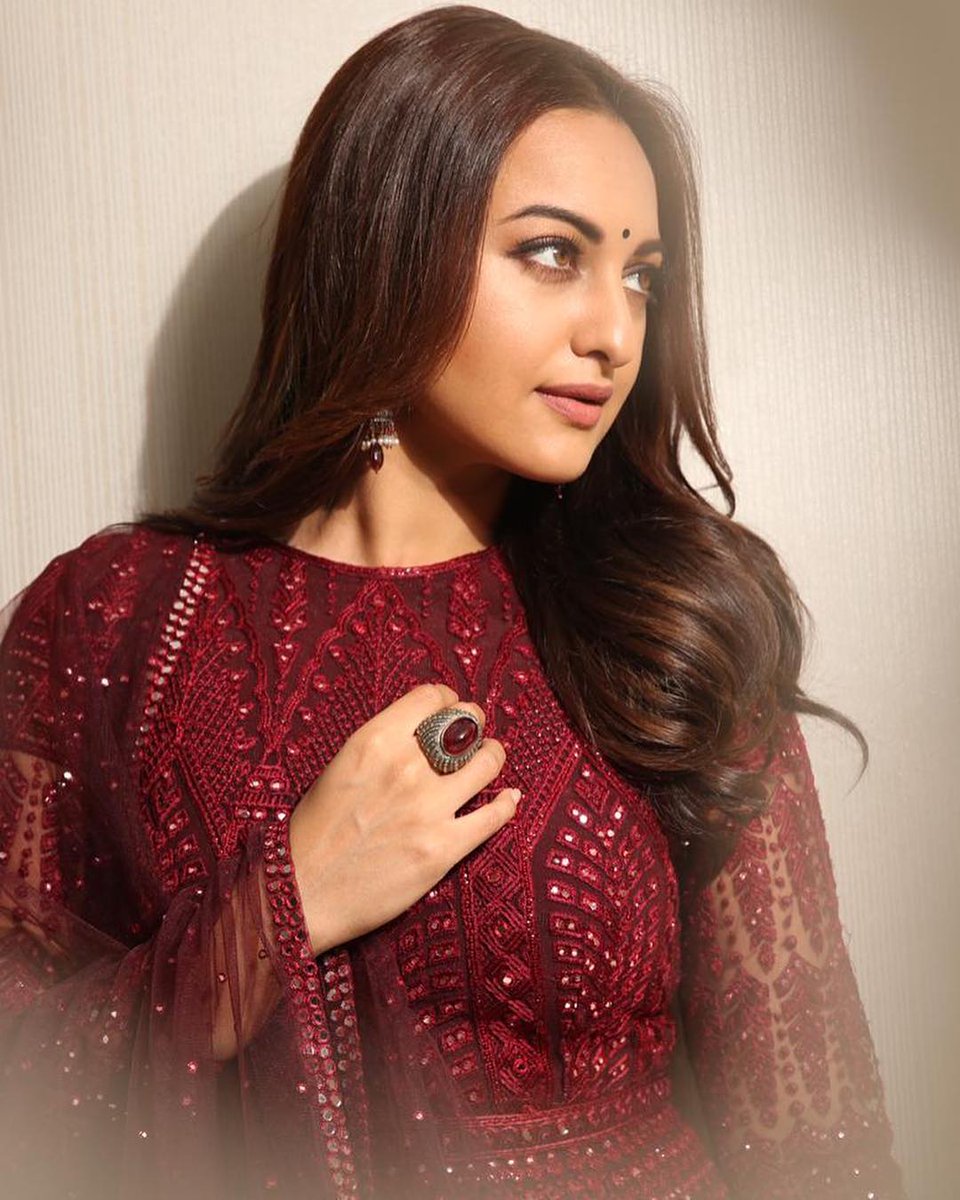 igbollywood's tweet photo. #Satya aka @sonakshisinha looks resplendent in this outfit 🤩 Agree??
#SonakshiSinha #KalankTrailer #KalankTrailerToday https://t.co/KPJieTeoys