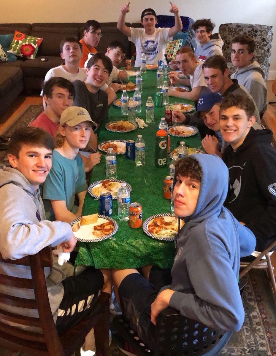 OlatheLacrosse's tweet photo. Team dinner - nom nom - #realgrasstablecloths  #thanksmrsrogers #dinnerwasdelicious #andthosemonstercookiesyum #olax #fam https://t.co/BU3xRcI6w1