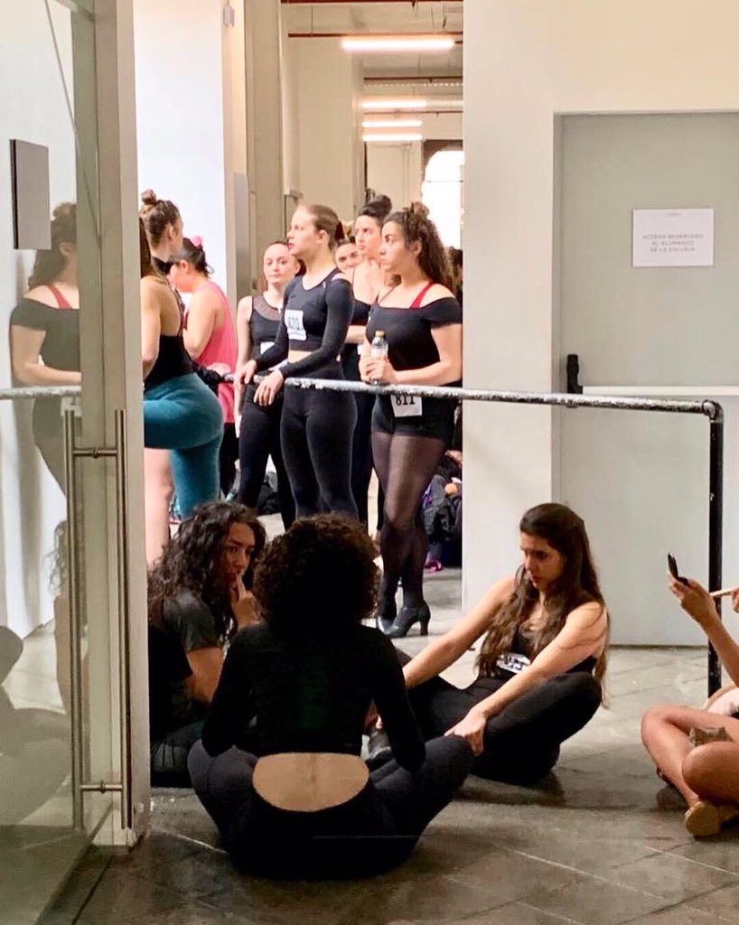 TeatroDelSoho's tweet photo. Esperas y nervios ¡cuántas emociones compartidas estos días!
_____
#audicionesachorusline #teatrodelsoho #Barcelona @caixabank @CorellaDance_A @antoniobanderas https://t.co/BSUlEjDSpf