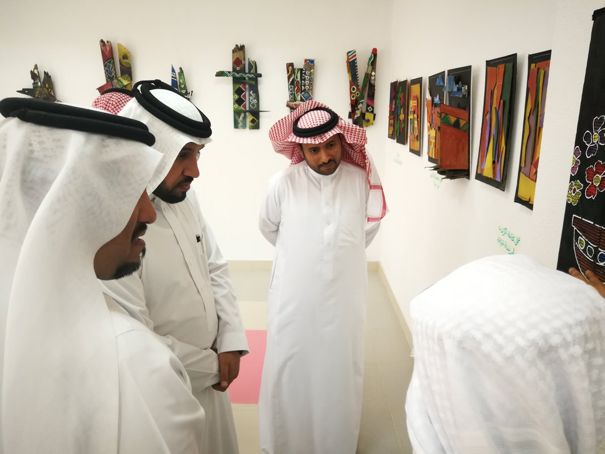 qzf40's tweet photo. القائد المدرسي أ. فيصل القرني يستقبل زوار معرض التربية الفنية أ. فهد الجالوق مشرف التربية الفنية بمكتب تعليم جنوب جدة والوفد المرافق له.. وقد أبدوا إعجابهم الشديد بالمعرض وقدموا شكرهم للأست��ذ سعود العيافي والقائد المدرسي على هذه الجهود المتميزة .
#تعليم_جدة #مكتب_تعليم_جنوب_جدة https://t.co/mt7EFmy9Gi