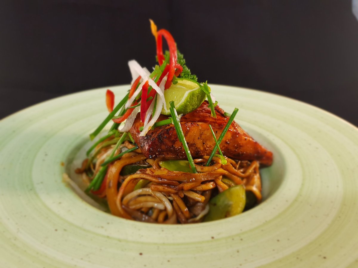 Teriyaki Salmon with stir-fried noodles. Pure class from <a href="/karolpawelkowa1/">Karol Kowalczyk</a> and <a href="/ChefPeterBBCW12/">Peter Krolikowski</a>.
<a href="/jessey1965/">robert jessey</a> @AngelHillFood <a href="/RachelJay262/">Rachel Matthews</a>