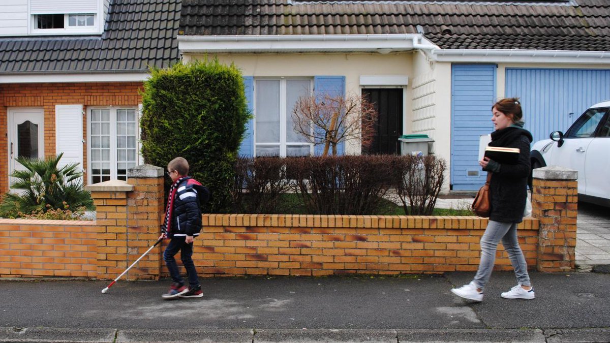 Comment Lucas, malvoyant, apprend à se déplacer dans la rue sans danger lavoixdunord.fr/561451/article… #témoignage #handicap