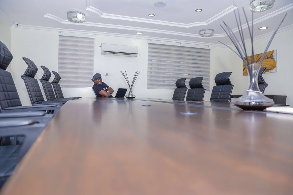akinalabi's tweet photo. Sometime this month, I will be hosting a training on making obscene money selling information products online. It will be held in my boardroom (pictures attached) in Lekki, Lagos. Only 20 seats available. 

WARNING: It won’t be cheap. Not a joking sturvs 😑 https://t.co/7pRYP31NNm