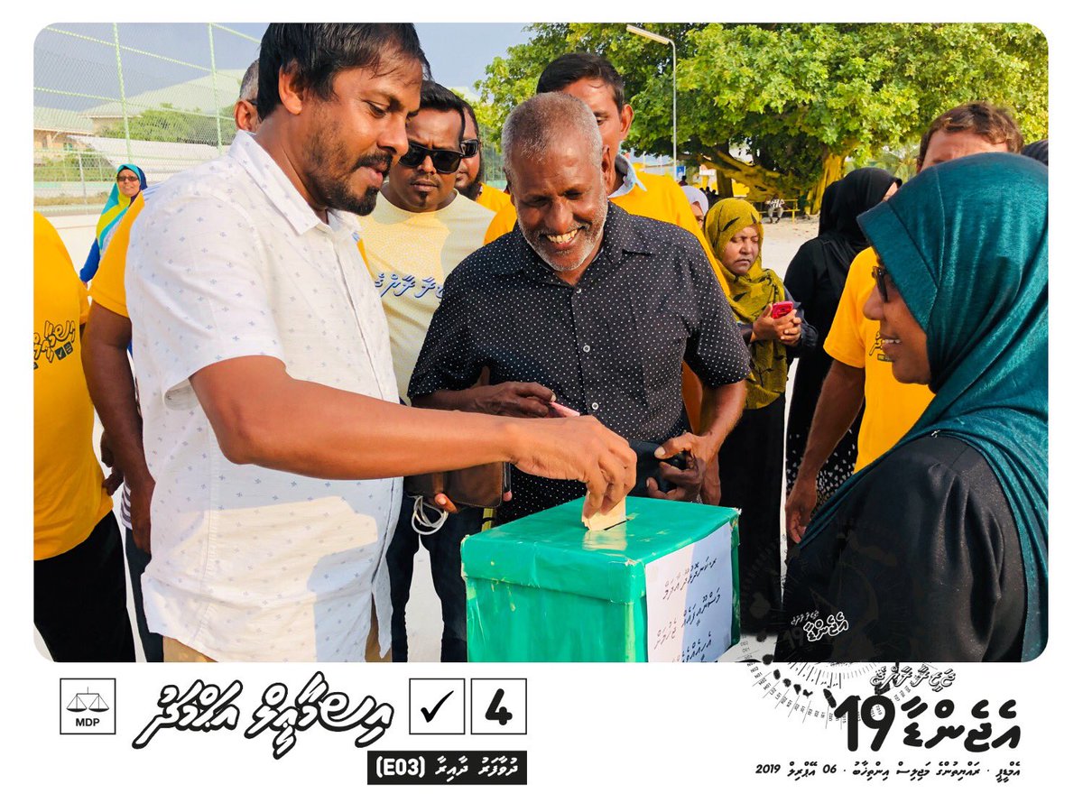 isse2019's tweet photo. #MDP Dhuvaafaru Dhaairaage Sarukaaru Candidate Ismail Ahmed ah vote hoadhumahtakai kuriyahdhaa mega #D2D ge therein. 

#Vote4Isse✅
#ThafaathuDhakkaanan
#DhuvaafaruDhaairaa
#Agenda19
#Majlis19Thilafathah https://t.co/RQWjWCrK9V
