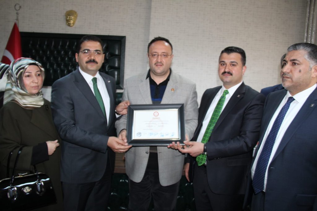 mcanpolatnet's tweet photo. Kıymetli Haliliye'lilerin emanetini teslim aldık.Haliliyemizi 5 yıl boyunca tevazu, samimiyet ve gayret ile el ele gönül gönüle hep birlikte yöneteceğiz inşallah.

@RT_Erdogan @mehmetozhaseki 
@byildiz63 @zabeyazgul https://t.co/IdIsjccnHj