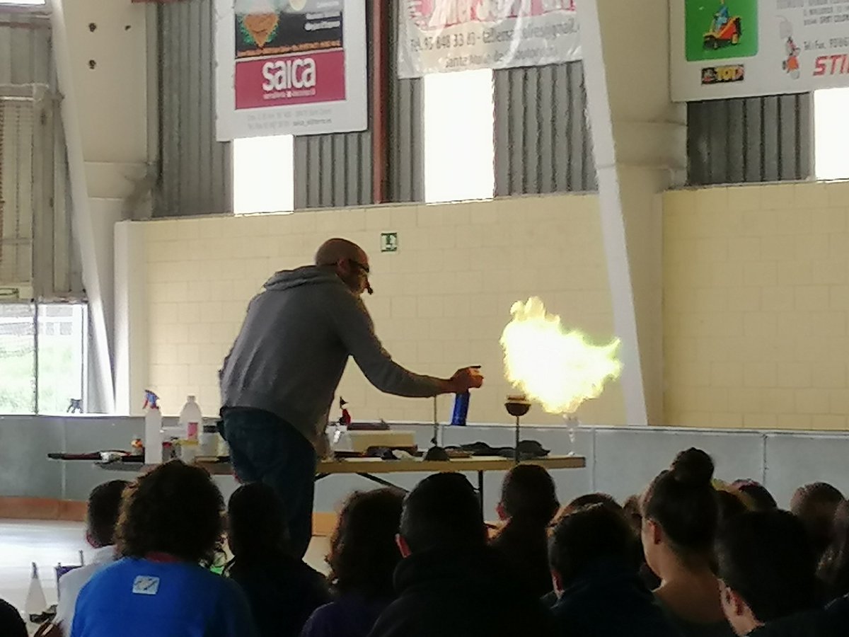 SESantCeloni's tweet photo. IIa Fira del #Montquímic a @ajsantceloni amb @InsBaixMontseny #EscolaPallerola @AvetRoig @sallesantceloni @CdMSantCeloni #EscolaSolerVilardell #EscolaAdults #InstitutEscolalatordera #Renolit @uquifa #Oxiris @Arkema_group @Givaudan #Ranke https://t.co/Nopc7eP8Up
