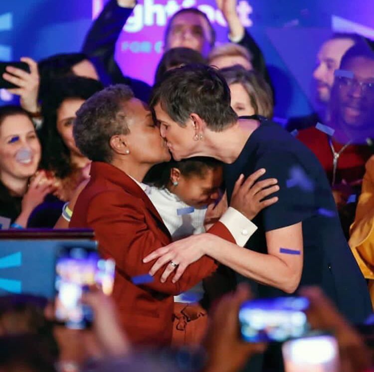 Chicago hier soir. Aux États-Unis, où les inégalités sociales et raciales sont encore immensément marquées, Lori Lightfoot, une femme, noire, lesbienne, est élue à la tête de la troisième plus grande ville du pays. Cette photo est la plus belle qu’on verra aujourd’hui