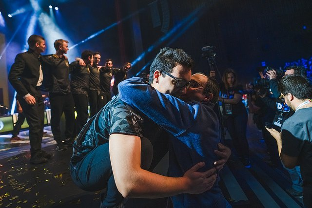 ProjectMADLions's tweet photo. Uno de nuestros momentos favoritos de la final de #SuperligaOrangeLoL ha sido el momento en que @Esport_Prime abraza a su padre luego de levantar el trofeo. 🧡🖤🧡 https://t.co/27bRIKw0SA