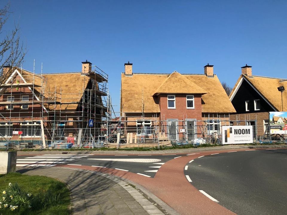 De bouw van de rietgedekte #woningen in #Yerseke schiet al lekker op. <a href="/schildernoom/">Schildernoom</a> is gestart met het keimen van de woningen.