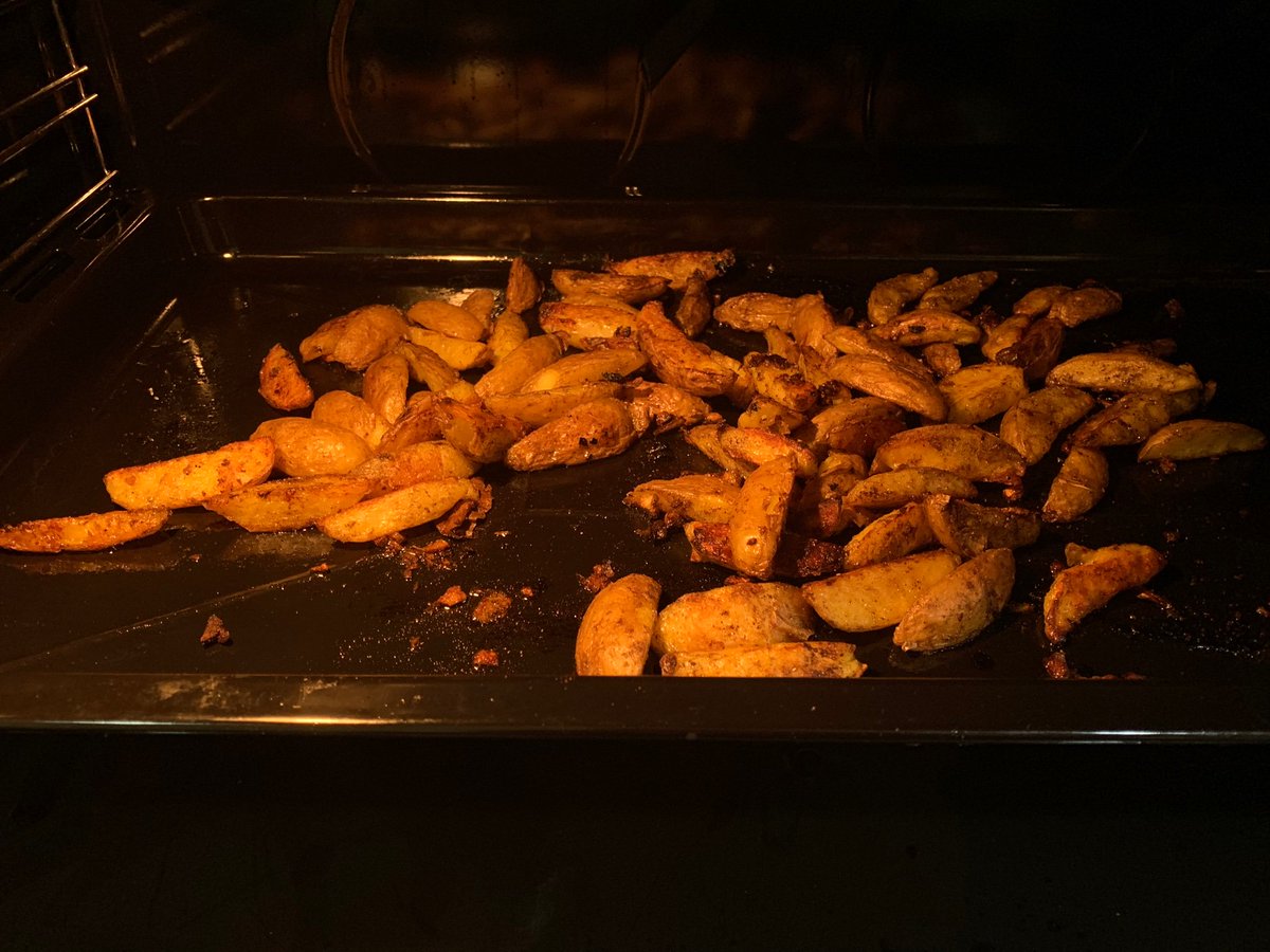 hadeeezah_g's tweet photo. wedges 🥔 #deeskitchen. https://t.co/XiJxQ4DZTw