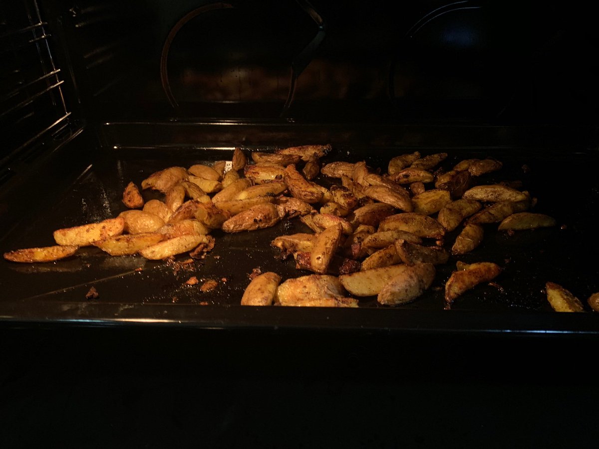 hadeeezah_g's tweet photo. wedges 🥔 #deeskitchen. https://t.co/XiJxQ4DZTw