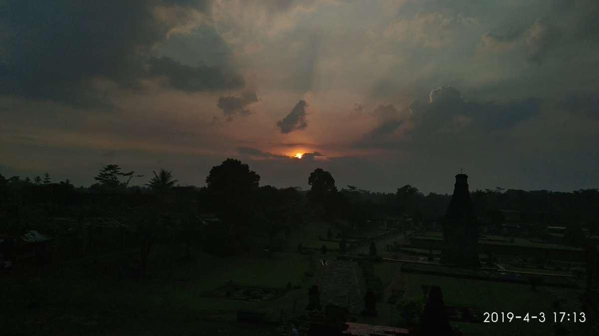 CISCblitar_'s tweet image. Tadi sore menikmati senja yang tiba&quot; datang lalu menghilang. 

Nobar nanti pagi off ya bosque 😘