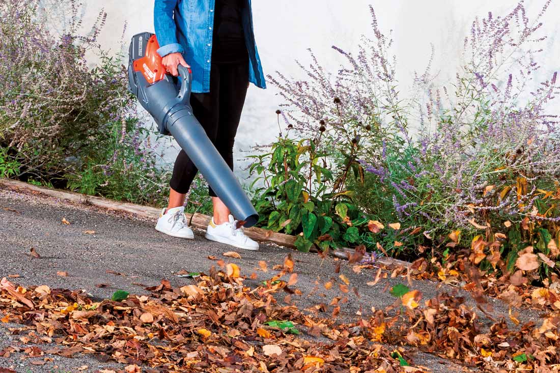 TracMag's tweet photo. I #soffiatori a batteria Efco​ SAi 60 e Oleo-Mac​ BVi 60, dal design unico e accattivante per questo tipo di prodotti da giardinaggio, sono gli attrezzi ideali per la cura del verde domestico 👉🏻 https://t.co/j1VrR3PMhC

#Emak #GruppoEmak #Efco #OleoMac #curadelverde #TracMag https://t.co/1PmzHMLXLR
