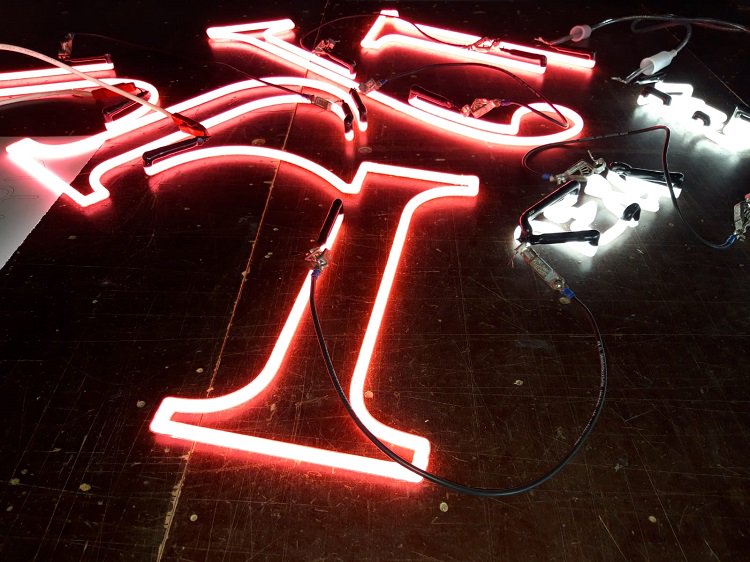 NLsigning's tweet photo. Work in Progress๐ช
Zie hier de verzamelde neonletters voordat ze aan elkaar worden gezet tot een prachtig geheel voor ons nieuwste project van @MyJewelleryNL!
#NLsigning #Neon #Neonart #lichtreclame #Myjewellery #Work #progress #kunst https://t.co/TU02Qb43rj